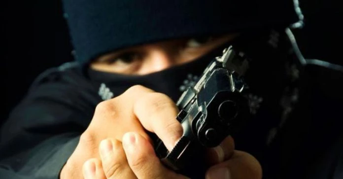 Σοκ για γνωστό επιχειρηματία – Εισβολή κουκουλοφόρων με όπλα στο σπίτι του